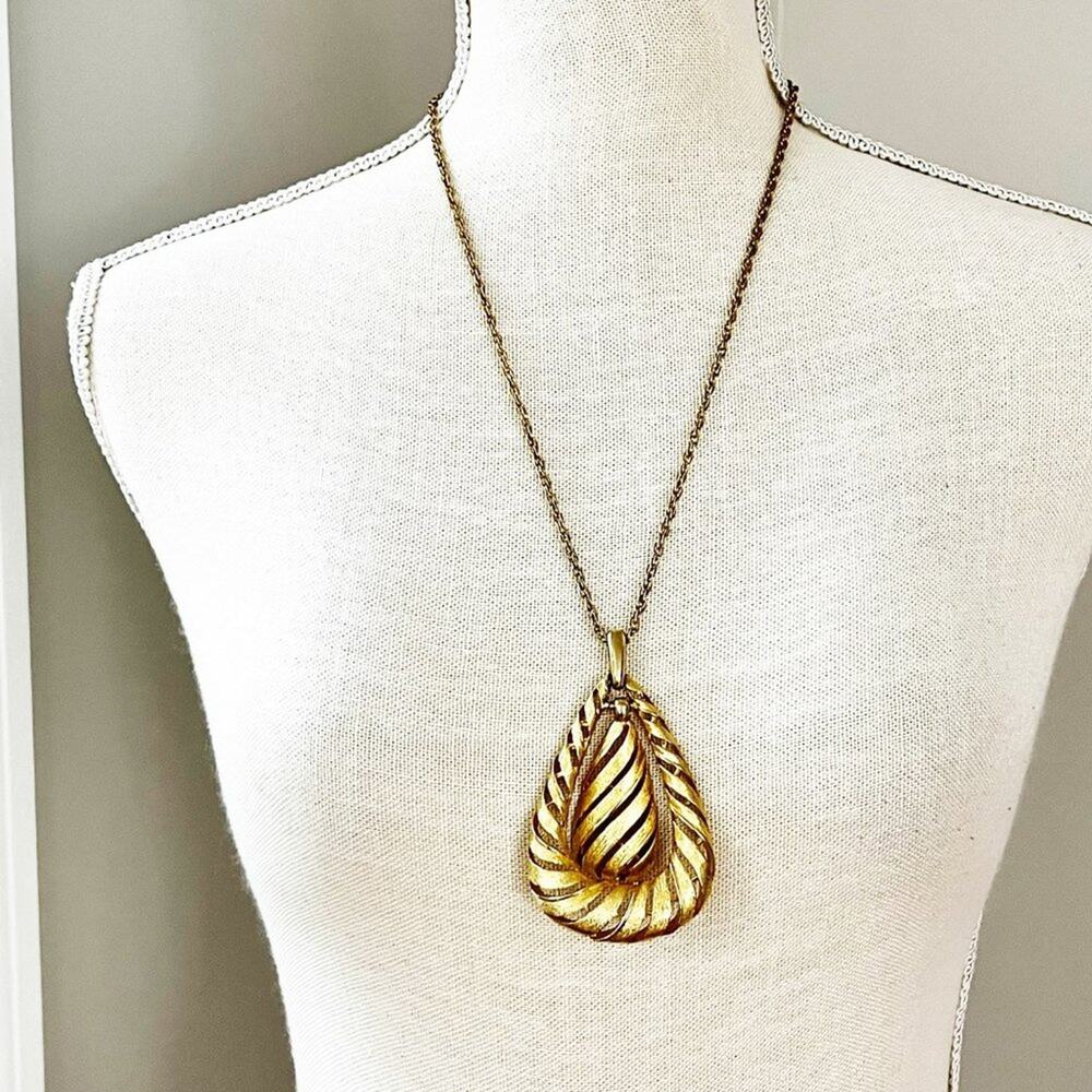 Vintage 70's Gold Textured Teardrop Pendant Necklace - Picture 1 of 9